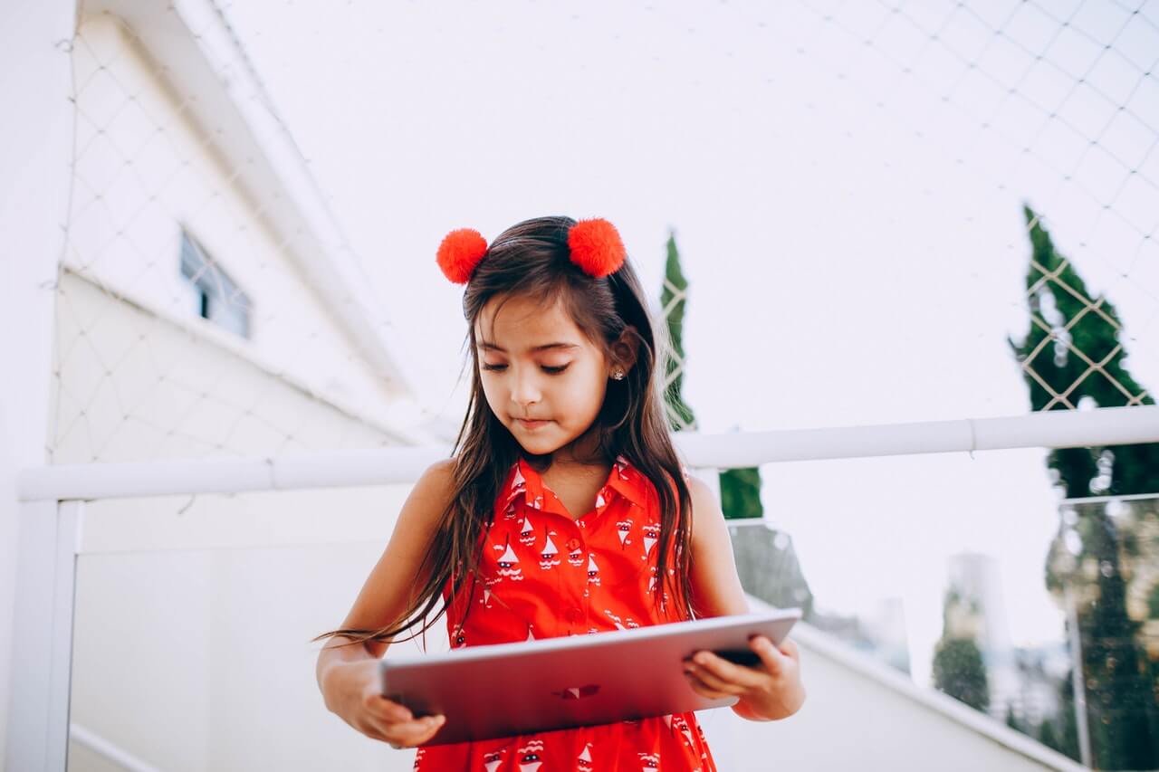 Imagen de una niña pequeña usando una tableta